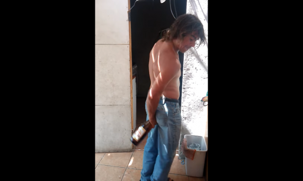 Man opent bier met kont